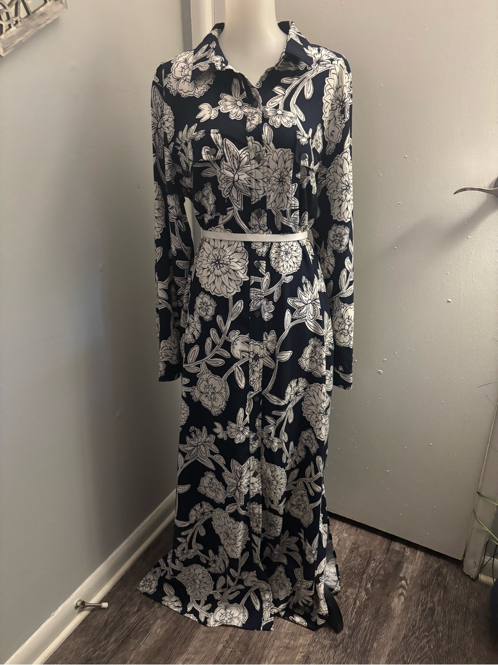 !! NWT!!!   LOFT Navy and White Floral Maxi Shirt Dress - Picture 5 of 10